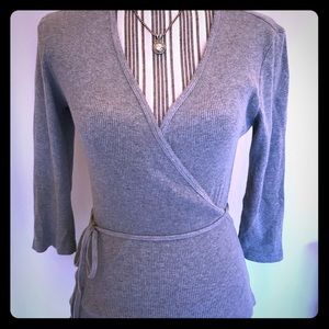 GAP wrap-around heather gray top. Sz Med EUC